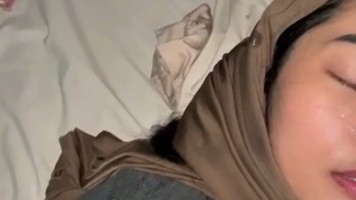 Cewek Jilbab Cantik Tocil Terlentang Pasrah