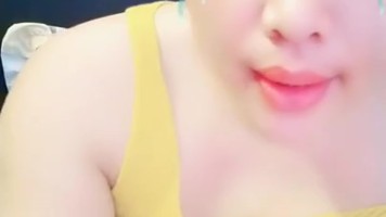 Mami Chrystin Montok Omek Tanktop Kuning